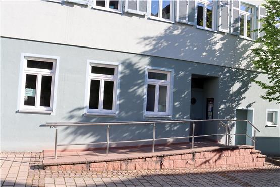 Das Wahllokal in der alten Volksschule in der Bergstraße ist dank einer Rampe barrierefrei – als einer von zehn Wahlbezirken.Bild: Cristina Priotto