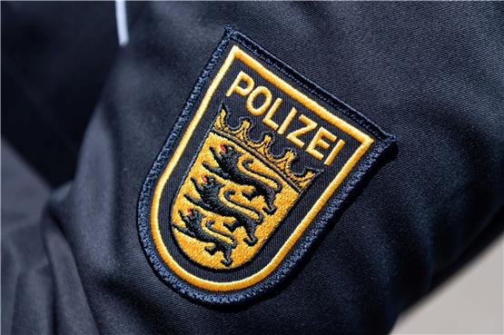 Das Wappen der Polizei Baden-Württemberg auf der Uniform einer Beamtin. Foto: Silas Stein/dpa/Symbolbild