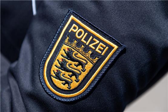 Das Wappen der Polizei Baden-Württemberg ist auf der Uniform einer Polizeibeamtin zu sehen. Foto: Silas Stein/dpa
