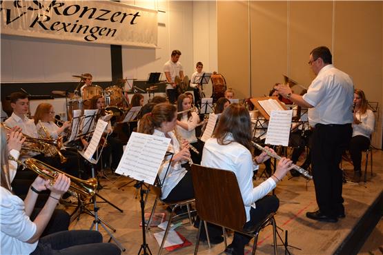 Das beste Nachwuchs-Orchester im Kreis, die Jugendkapelle Grünmettstetten-Rexingen, überzeugte am Samstagabend auch beim Jahreskonzert in der Rexinger Johanniterhalle.Bilder: hmg