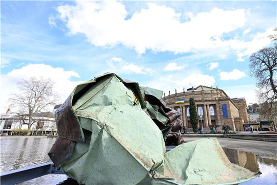 Das durch einen Sturm zerstörte Dach der Stuttgarter Oper ist im Eckensee vor der Oper aufgebaut. Foto: Bernd Weißbrod/dpa/Archivbild