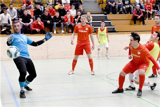 Das erste Tor des Turniers: David Fridrich (rechts in Gelb) von der TSG Tübingen erzielt das 1:0 gegen den TSV Ofterdingen. Bild: Uli Rippmann