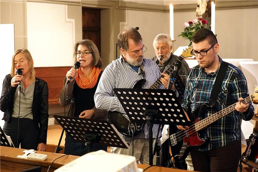 Das gemeindeeigene Musikteam weckte zusammen mit dem Posaunenchor swingende Freude über Gottes Gnade.