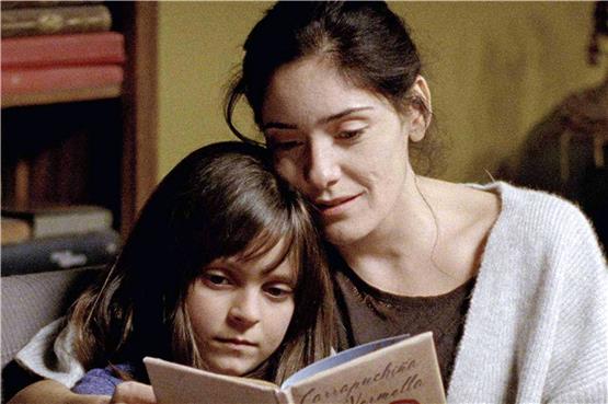 Das ist die kleine Olivia (Nagore Arias) nicht mit ihrer Mutter, sondern mit Julia (Melania Cruz), die ihr vor dem Zubettgehen das Märchen vom „Rotkäppchen“ vorliest. Bild: Cine espanol