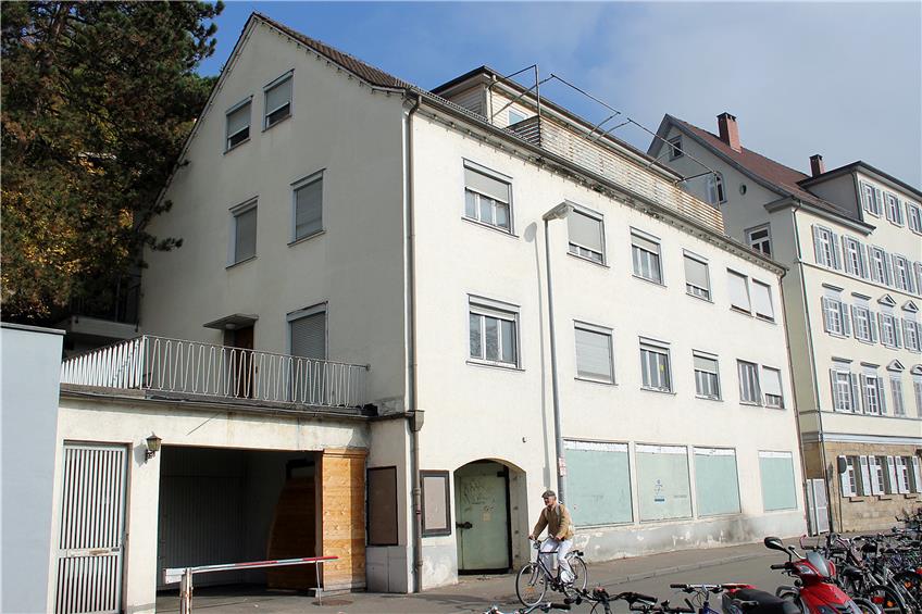 Das leerstehende Haus Gartenstraße 7 in Tübingen, wo früher ein Haushaltswarengeschäft war, wurde im Oktober und Januar zweimal besetzt. Archivbild: Rekittke