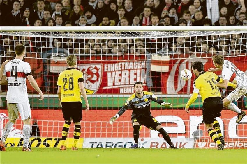 Das letzte Spiel in Stuttgart am 9. Februar im Pokal-Viertelfinale gewann der BVB 3:1. Roman Bürki wehrt hier gegen VfB-Stürmer Artem Kravets (re.) ab. Foto: Eibner