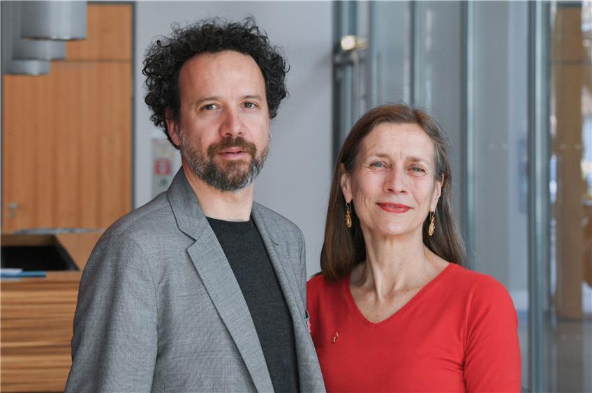 Das neue Berlinale-Leitungs-Duo Carlo Chatrian, künstlerischer Direktor, und Mariette Rissenbeek, Geschäftsführerin. Foto: Jens Kalaene, dpa