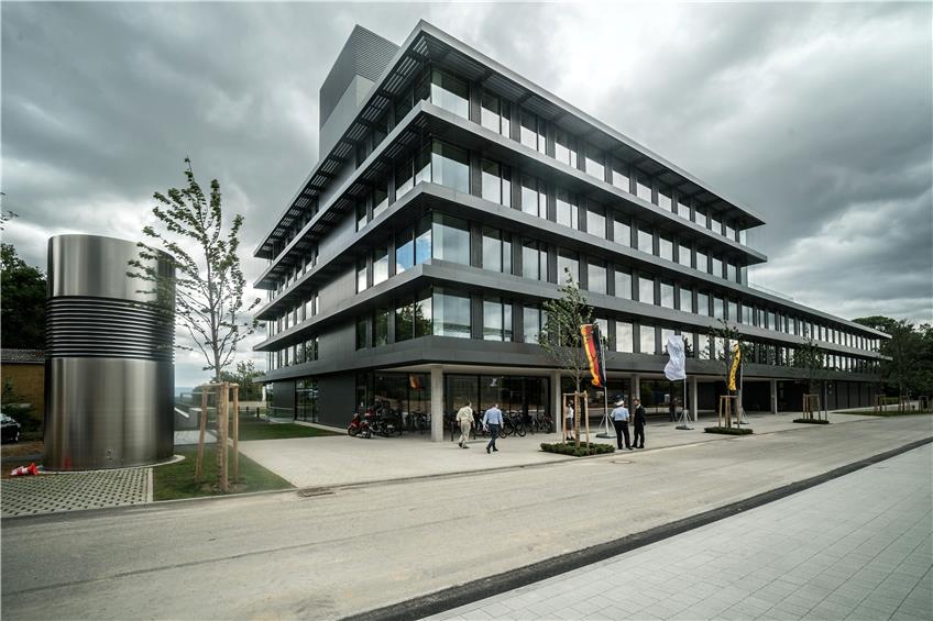 Das neue Institut, von der Spemannstraße aus gesehen, variiert in der Stockwerkhöhe. In den Hang gebaut ist der Labortrakt. Entworfen wurde es vom Waldkircher Büro ArGeArchitekten. Bild: Metz