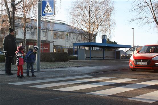 Das richtige Verhalten auf dem Schulweg üben die Schüler erst am Zebrastreifen ... Bilder: Manuel Fuchs