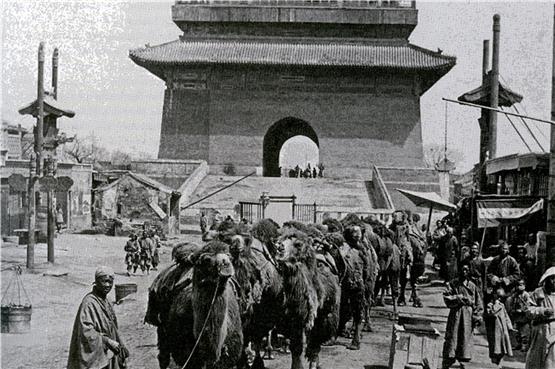 Das war Peking zu der Zeit, als noch Kamele Chinas Handel in Schwung hielten. Bild: Elfenbein Verlag