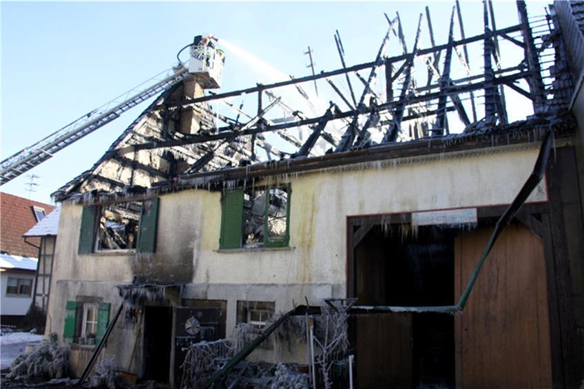 Das zerstörte Altgebäude am Morgen nach der Brandnacht.Bild: Priotto