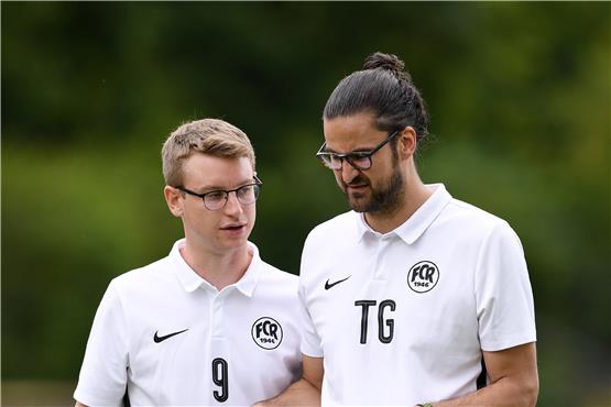 David Scheu (links) und Timo Gans trainieren den FC Rottenburg in der Verbandsstaffel. Bild: Ulmer
