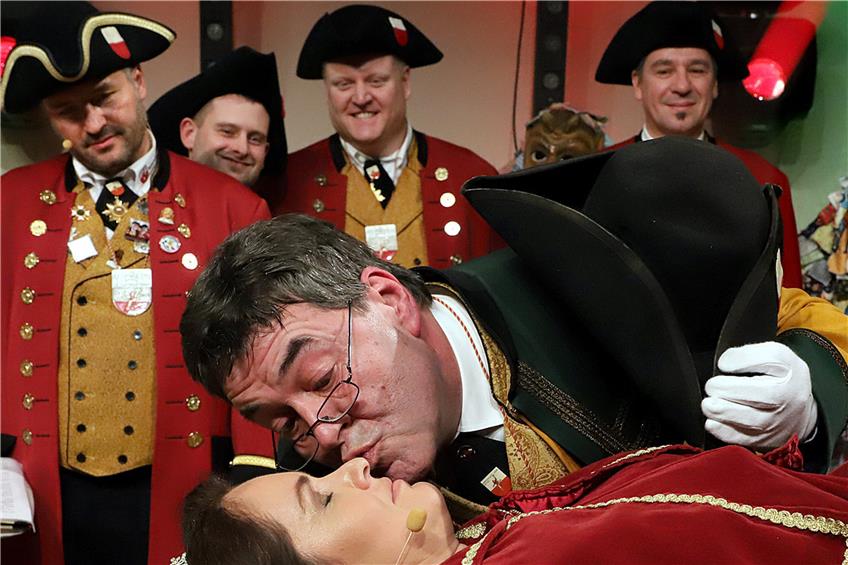 Den Hut zur Seite, die Lippen gespitzt: Hofmarschall Thomas Kreidler versucht, mit einem Kuss die Gräfin Sabine Peter zu erwecken – vergeblich.
