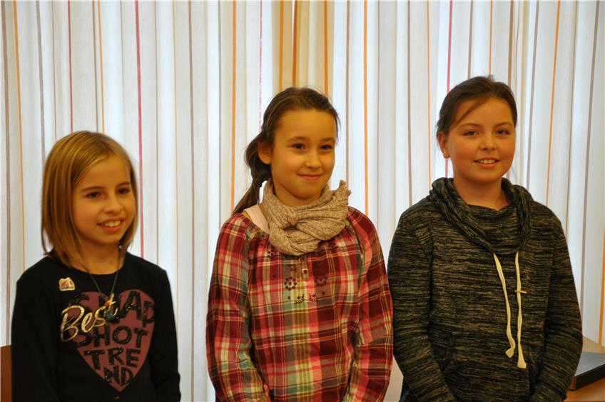 Den ersten Platz belegte Angelina Schäfer (rechts im Bild), den zweiten Seraphine Neid (Mitte) und den dritten Marlen Höfer (links). Bild: Schmidt