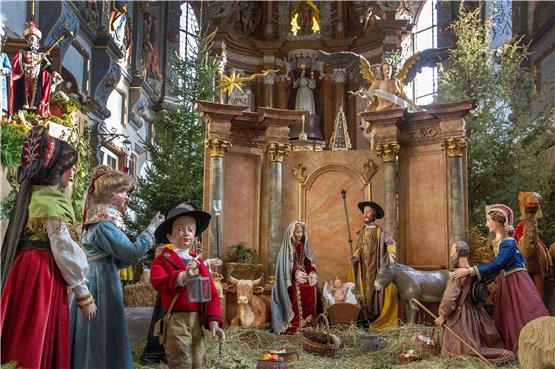 Den ganzen Chorraum der Kirche St. Luzen füllen die Szenen rund um Maria, Josef und das Jesuskind. Die ältesten Figuren stammen aus der Barockzeit.Bild: Klaus Franke