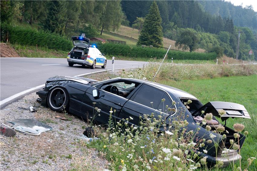 Der 19-jährige Fahrer eines BMW fuhr am Donnerstag frühmorgens zu schnell zwischen Glatt und Neckarhausen, verlor die Kontrolle über das Auto und landete nach mehreren Überschlägen an der Böschung. Nachdem der junge Mann sich selbst aus dem beschädigten Fahrzeug befreit hatte, brach der Verunfallte zusammen. Bild: Margita Manz