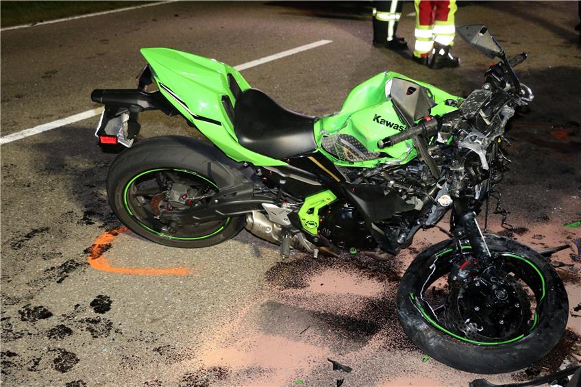 Der 20-jährige Kawasaki-Fahrer starb trotz Reanimierungsversuchen noch an der Unfallstelle.
