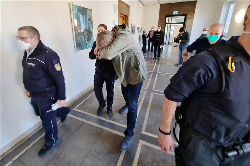 Der 63-jährige Waldorfpädagoge wird gestern nach dem Urteil vor dem Landgericht Heilbronn von Justizbeamten abgeführt. Foto: Thumilan Selvakumaran