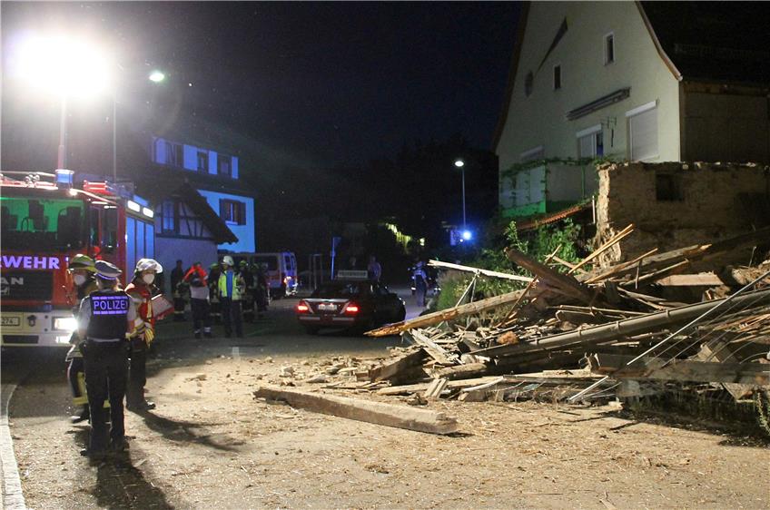 Der Anbau einer leerstehenden Scheue in der Hindenburgstraße in Mühlheim brach ein.Bild: Uli Bernhard