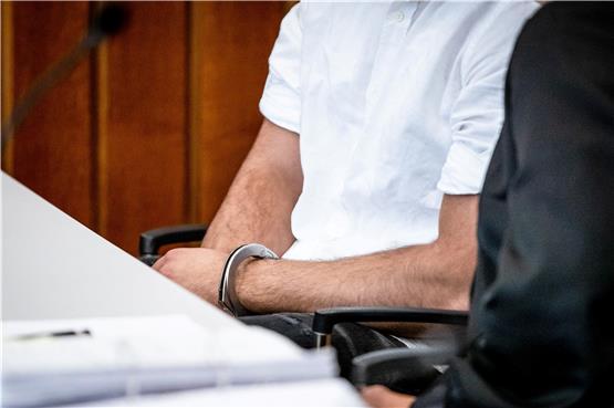 Der Angeklagte sitzt mit Handschellen in einem Gerichtssaal des Landgerichts Heilbronn. Foto: Christoph Schmidt/dpa/Archivbild
