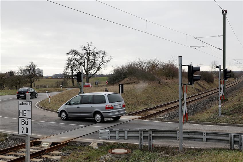 Der Bahnübergang zwischen Horb und Talheim soll beseitigt und die Schienen von einer Brücke überspannt werden. Bild: Karl-Heinz Kuball