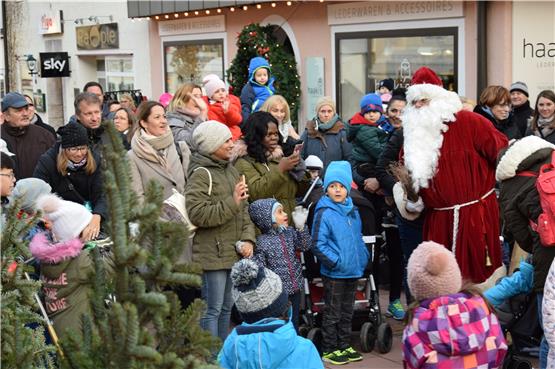 Der Besuch des Nikolauses in der Reichstraße am Nachmittag machte nicht nur den Kindern große Freude.