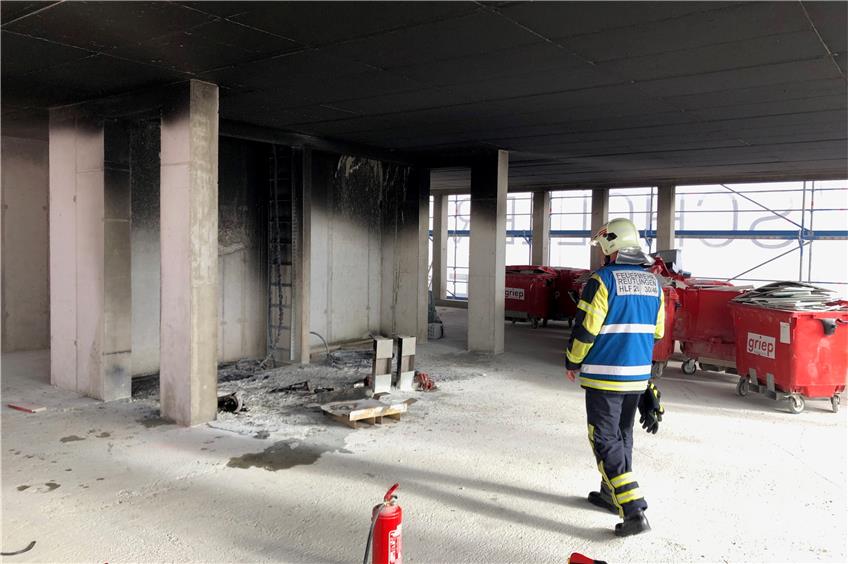 Der Brand im Hochhaus-Neubau am Reutlinger Hauptbahnhof hat deutliche Spuren hinterlassen. Die Höhe des Schadens kann noch nicht beziffert werden. Bild: Feuerwehr Reutlingen