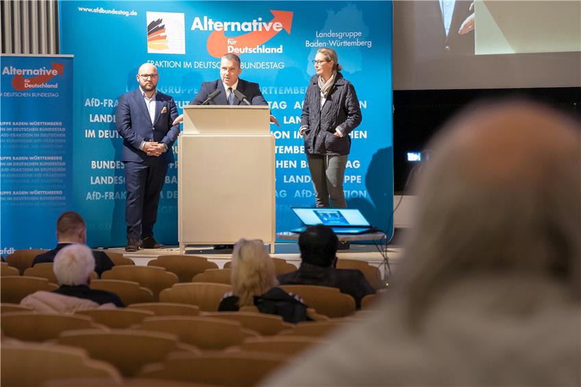 Der „Bürgerdialog“ war bei der AfD-Veranstaltung in Freudenstadt recht kurz: Dr. Alice Weidel (rechts) im Freudenstädter Kurhaus, flankiert von Markus Frohnmaier (links) und Martin Hess (Mitte).Bilder: Benjamin Breitmaier