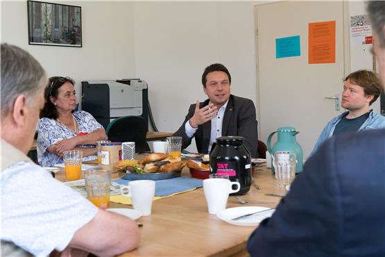 Der CDU-Politiker Manuel Hailfinger (Mitte) diskutierte beim Tübinger Arbeitslosentreff über Chancen auf dem Arbeitsmarkt.Bild: Ulrich Metz
