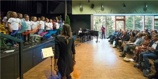 Der Chor der Grundschule Hechinger Eck sang der Ersten Bürgermeisterin Christine Arbogast Abschiedslieder. Rund 350 geladene Gäste kamen zu der Feier am Dienstag in der Mensa Uhlandstraße. Bilder: Metz