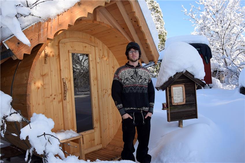 Der Engländer Yasko Kline-Pearson brachte mit einer selbst gebauten Fasssauna wohlige Wärme in den Schwarzwälder Winter. Bild: Monika Schwarz