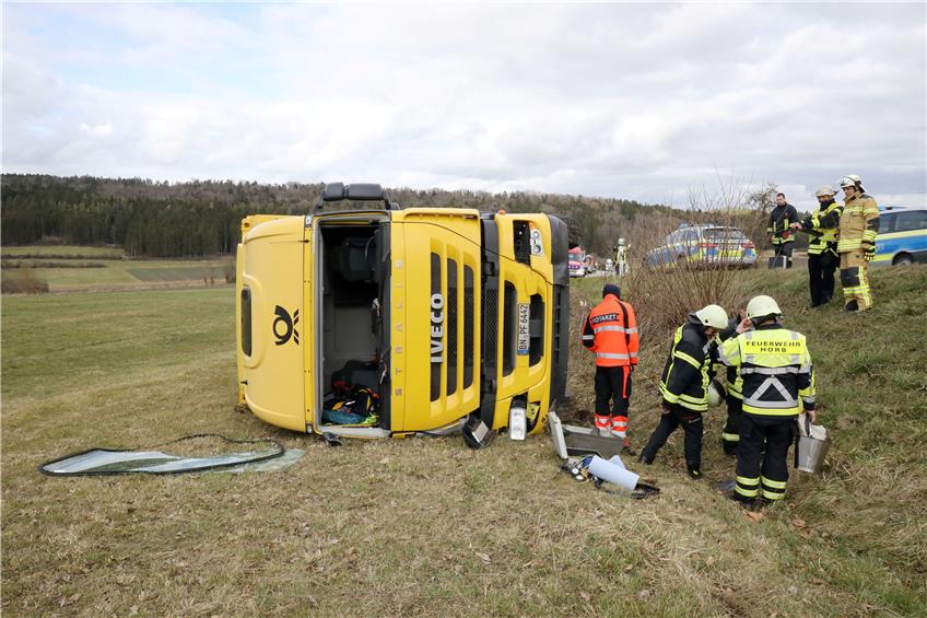 Der Fahrer dieses Lastwagens wurde bei dem Unfall nahe Bildechingen schwer verletzt. Bild: Andreas Wagner