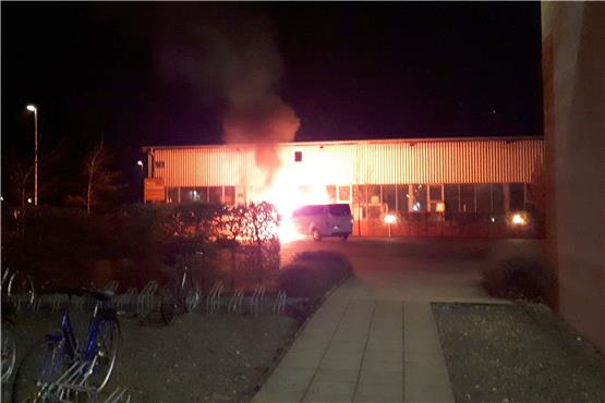 Der Ford Transit der TOS-Gemeinde brennt auf dem Parkplatz vor dem Gemeindezentrum in Tübingen. Bild: TOS