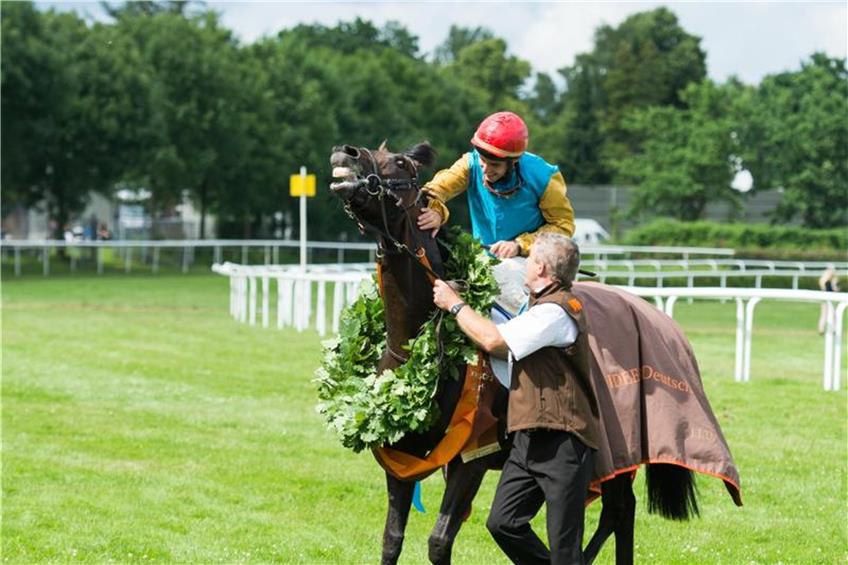 Der Gewinner des „Idee 148. Deutsches Derby“, Maxim Pecheur, bedankt sich bei seinem Pferd Windstoß. Foto: Christophe Gateau/Archivbild