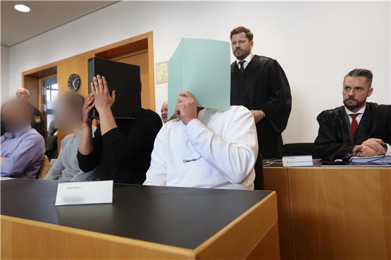 Der Hauptangeklagte (vorne r) sitzt in einem Gerichtssaal neben weiteren Angeklagten. Foto: Karl-Josef Hildenbrand/dpa/Archivbild