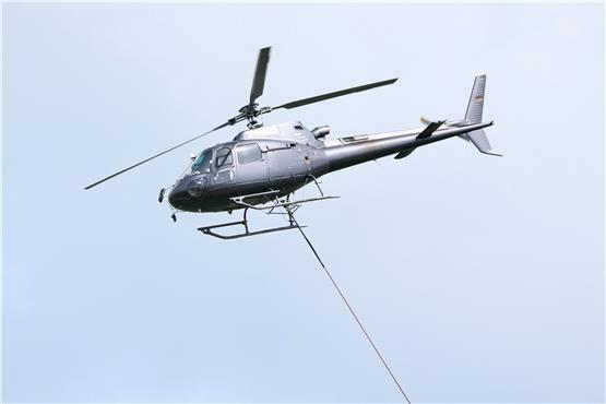 Der Helikopter über Entringen. Leserbild: Janosch Haas