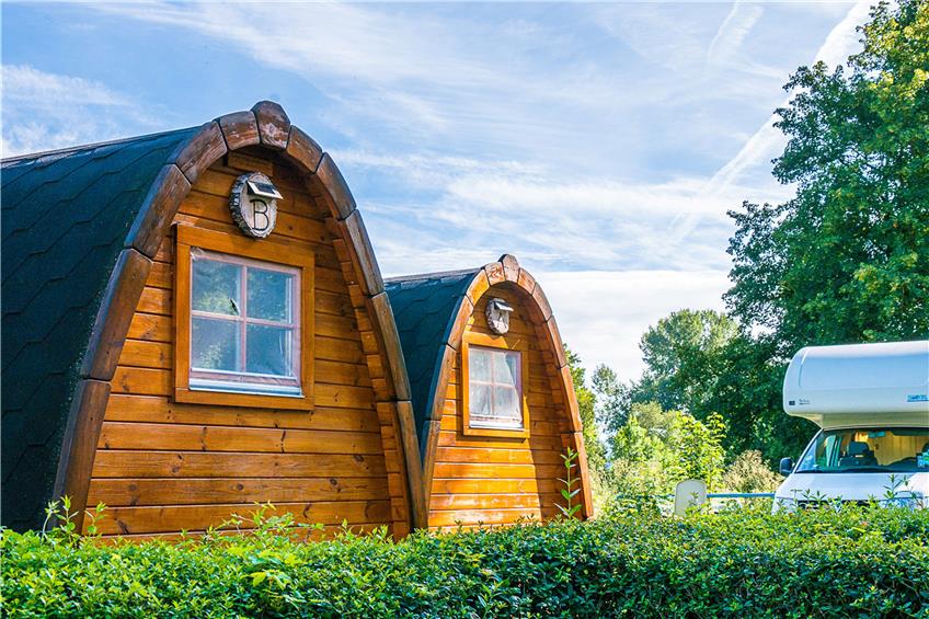 Der Hobbit lässt grüßen: Es gibt zwei „Pods“ auf dem Campingplatz in Tübingen. Zwei Personen können in einem der Pods übernachten. Nordische Kiefer macht die Gemütlichkeit perfekt.