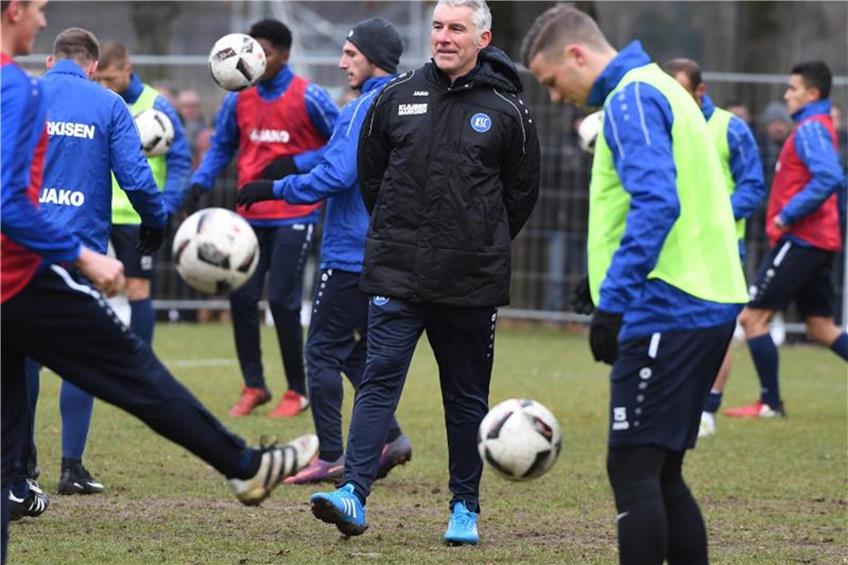 Der Karlsruher SC hat das erste Training unter dem neuen Trainer Slomka absolviert. Foto: Uli Deck dpa