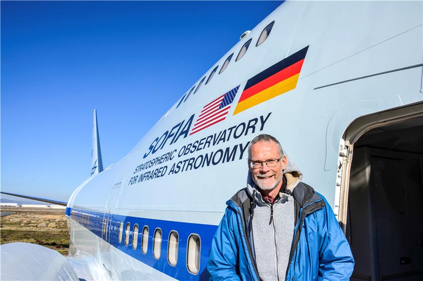 Der Kiebinger Joachim Groß vor dem Forschungsflugzeug, das gestern wegen eines technischen Defekts in der Klimaanlage nicht startete. Privatbild