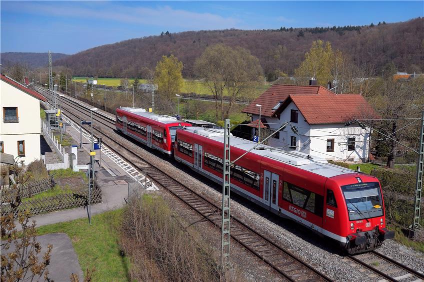 Der Lustnauer Bahnhof (links) wird voraussichtlich stillgelegt, wenn die Regionalstadtbahn in Betrieb geht. Bild: Metz