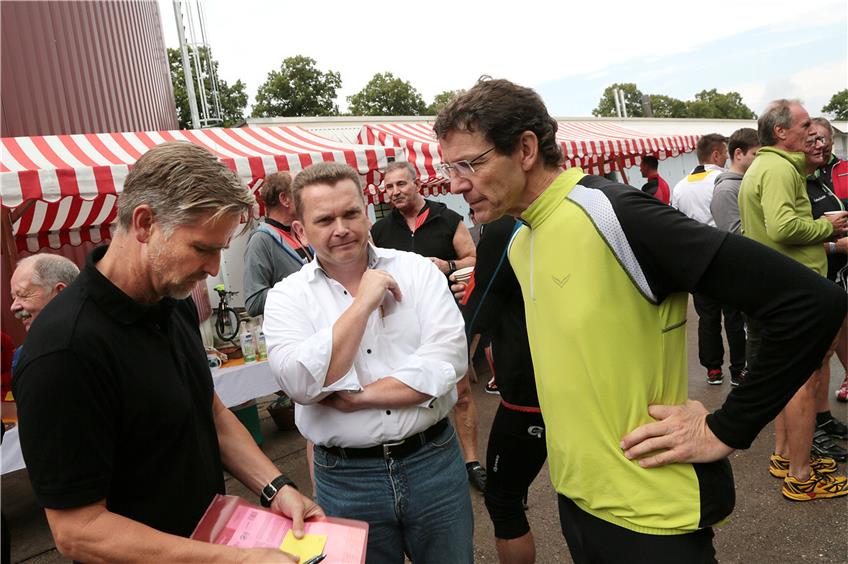 Der Mini-Cycling-Organisator Stefan Leber (von links) begrüßte Horbs Bürgermeister Ralph Zimmermann und Stadtwerke-Chef Eckhardt Huber.
