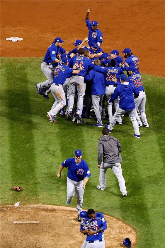 Der Moment, als aus den ewigen Verlieren Gewinner wurden. Die Chicago Cubs jubeln über den Gewinn der World Series. Foto: afp