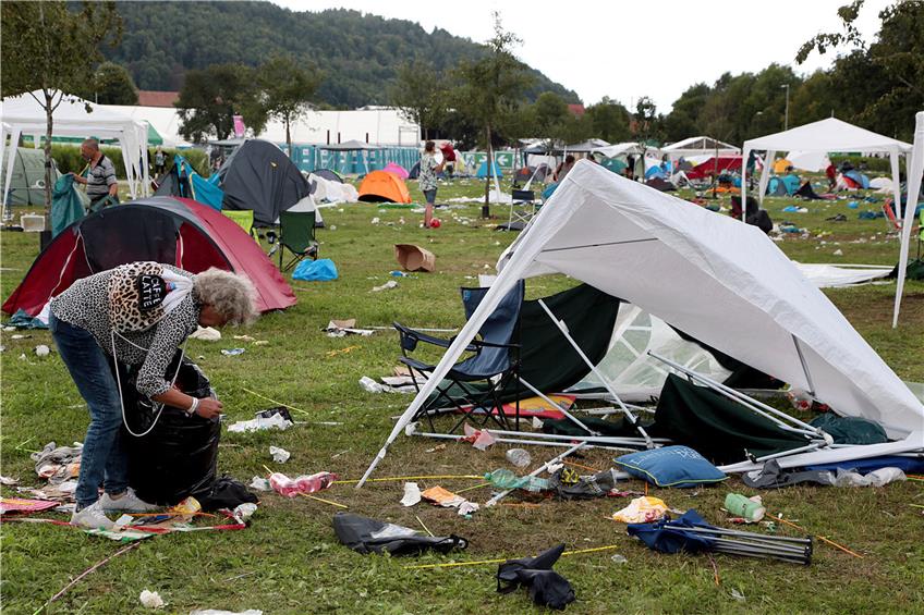 Der Morgen danach: Auch in diesem Jahr „spendeten“ viele Besucher ihre Zelte – zum Leidwesen der Stadt, die sich nun um die Müllberge auf dem Festplatz kümmern muss. Bild: Kuball
