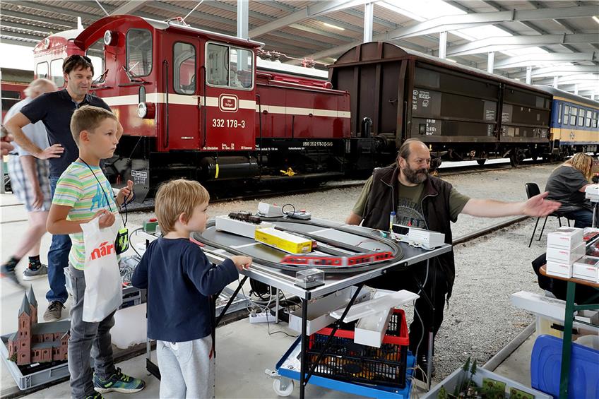 Der Mühringer Aussteller und dortige „Modelleisenbahn-Papst“Manfred Fischer (rechts) präsentierte stolz die Ausstellung.