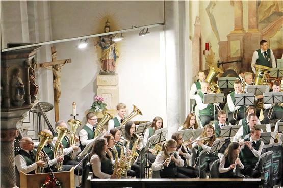 Der Musikverein „Harmonie“ Grünmettstetten lieferte am vergangenen Sonntag in der St.-Konrad-Kirche ein weihnachtliches Konzert. Bilder: Andreas Wagner