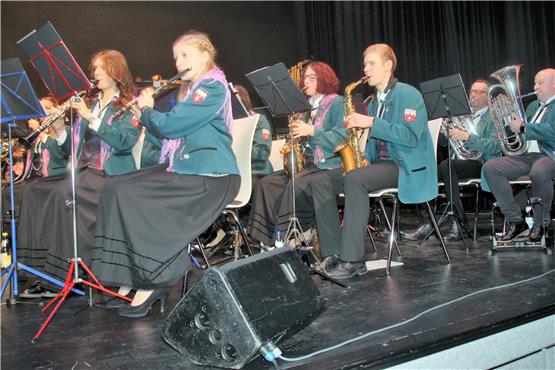 Der Musikverein „Harmonie“ Vöhringen brillierte beim Jubiläumskonzert. Bilder: Herold Schwind