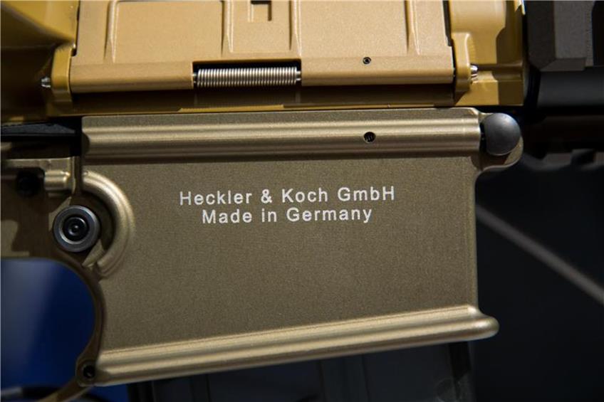 Der Name der Firma ist auf einem Präzisionsgewehr (G28) zu lesen. Foto: Daniel Karmann/Archiv dpa/lsw