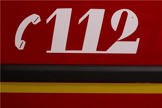 Der Notruf „112“ ist auf einem Fahrzeug der Feuerwehr zu sehen. Foto: Sven Hoppe/dpa/Symbolbild