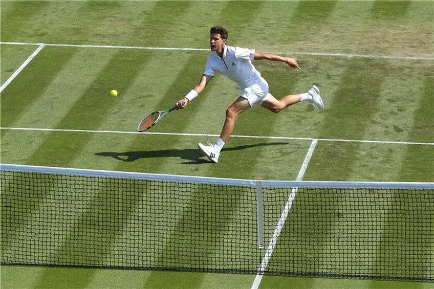 Der Österreicher Dominic Thiem in Aktion beim Wimbledon-Turnier 2018. Foto: Steven Paston/PA Wire/Archiv dpa