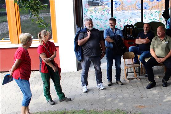 Der Ortschaftsrat informiert sich im Kindergarten „Storchennest“ bei Kindergartenleiterin Elke Grötzinger. Bild: Herold Schwind